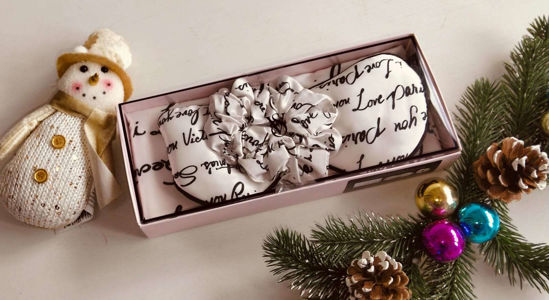 Imagen de Victoria's Secret  Satin Sleep Gift Set Blanco Logo.